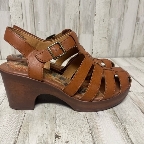 Women's B.O.C. Capri Clogs Tan SIze 11 Medium New - Picture 8 of 10